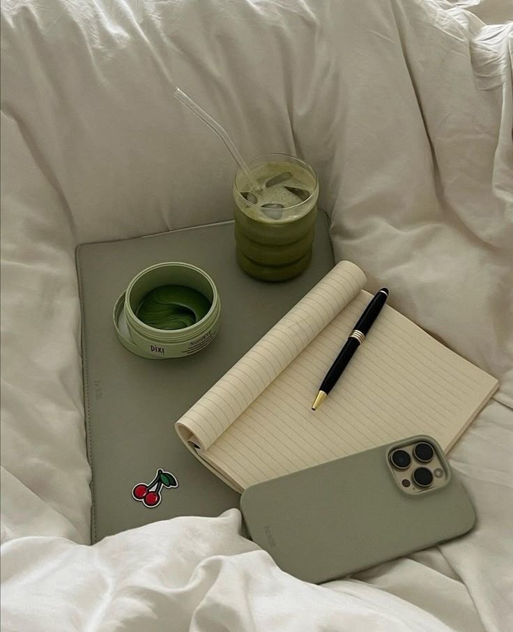 Espacio de trabajo con matcha, notebook y celular — el estilo de vida de una emprendedora digital